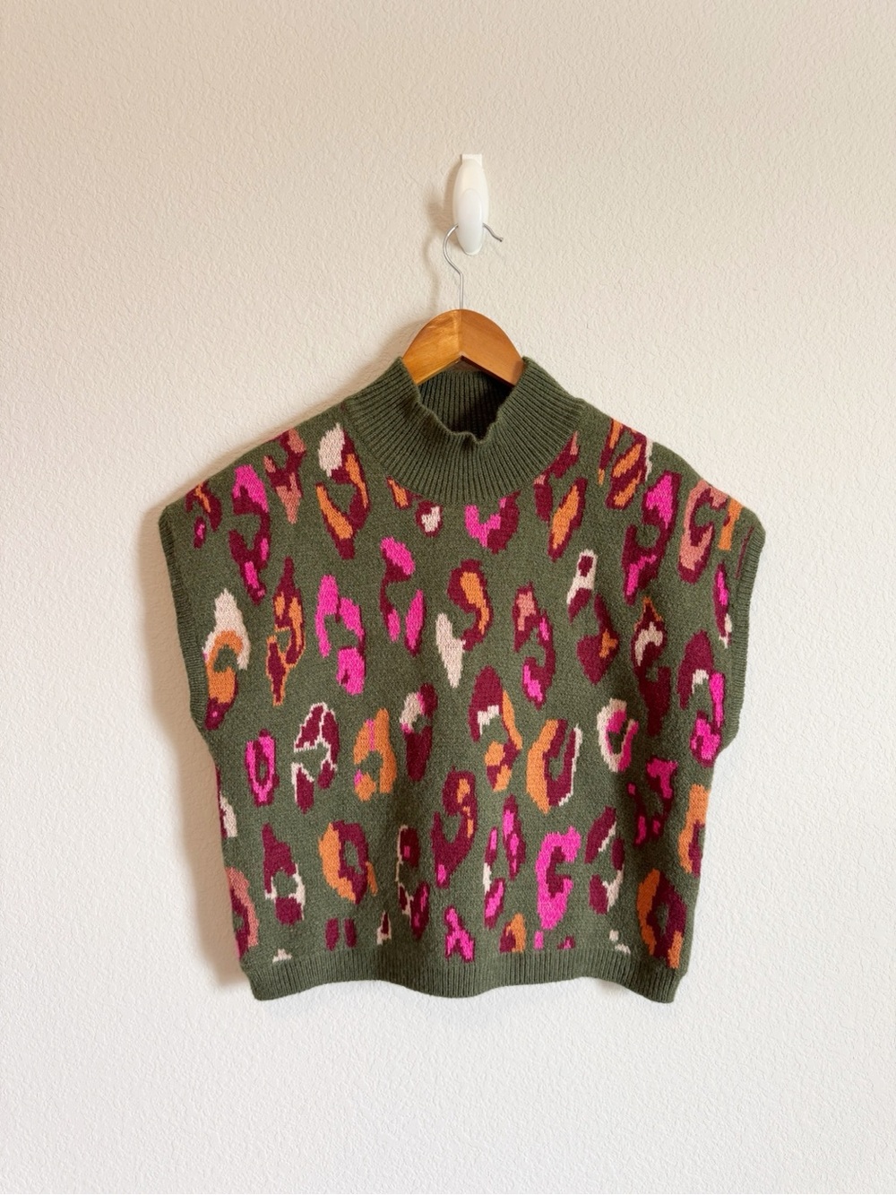 Entro Green Leopard Animal Print Mockneck Sweater Vest Top Size Small